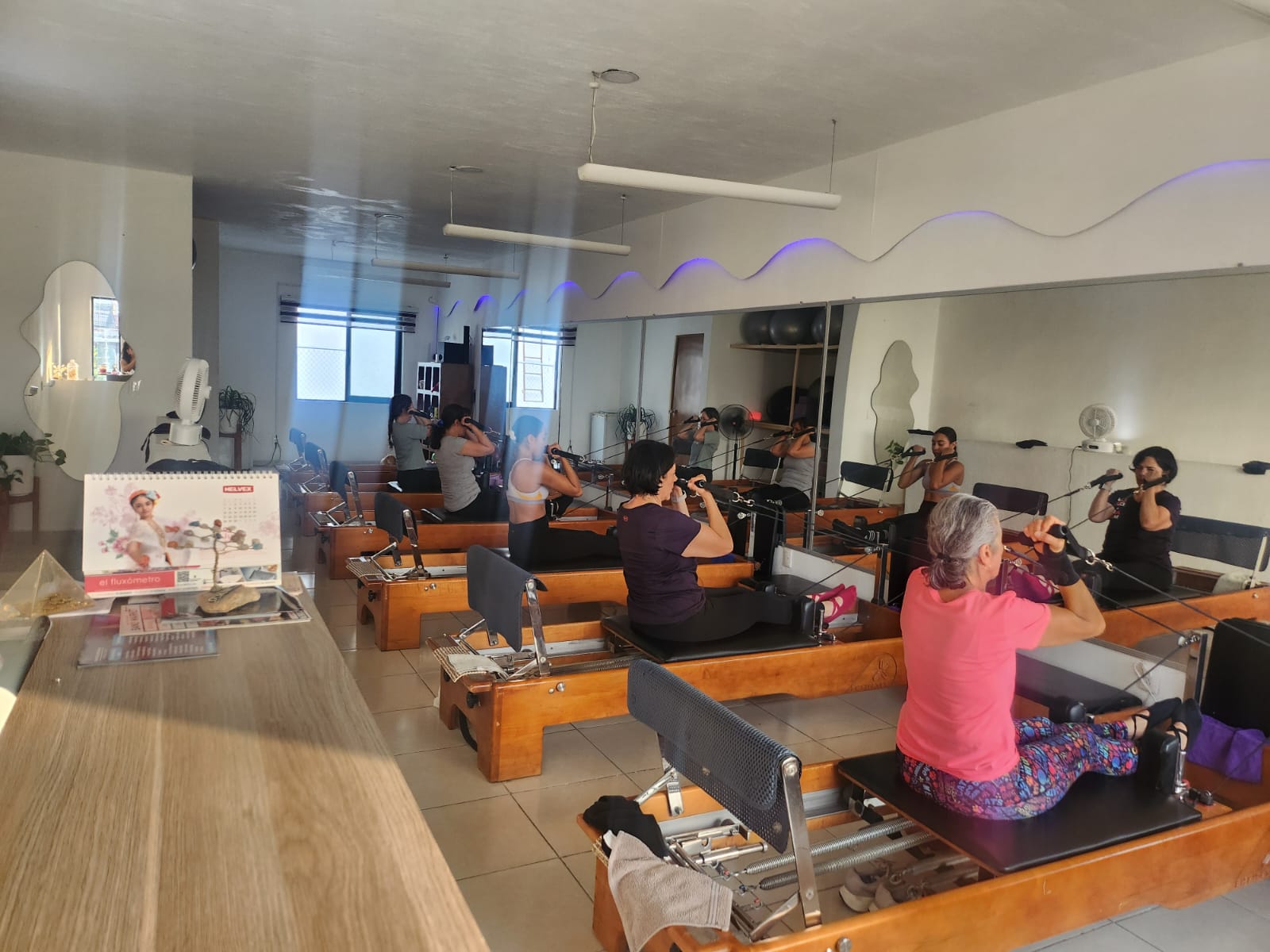 Mujeres de distintas edades compartiendo su clase de Sport Pilates