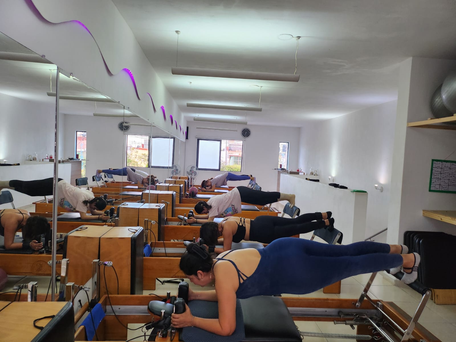 Alumnas realizando ejercicios en Pilates reformer