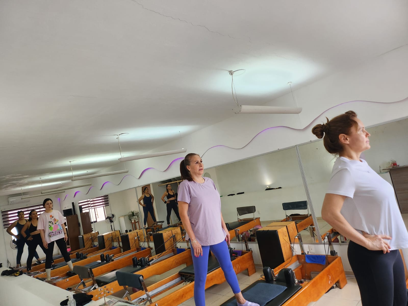 Mujeres practicando Pilates en el estudio